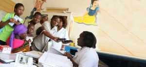 Formação para jornalistas de rádios comunitárias com foco na segurança física, psicológica e digital