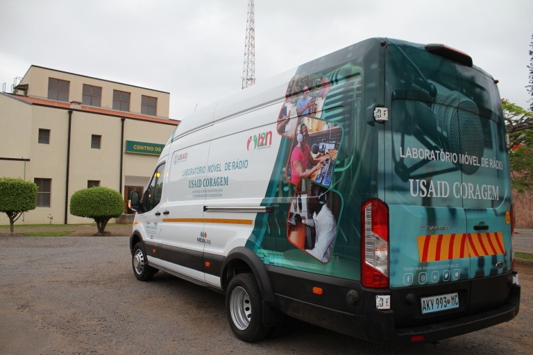 USAID CORAGEM adquire estúdio móvel para treinar jornalistas de rádio comunitária
