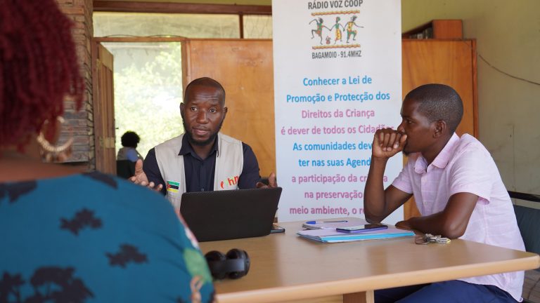 Facilitadores do Acelerador Juvenil Digital da Rádio Voz Coop e equipa da h2n discutem estratégias de implementação do programa para promover a transformação digital