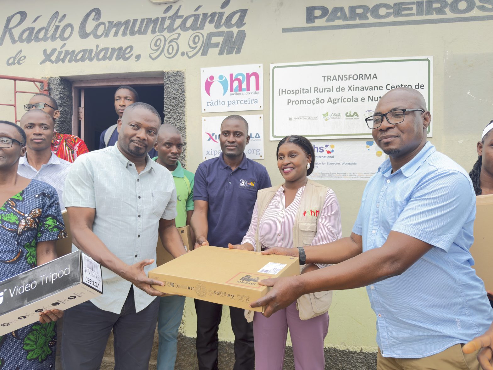 h2n reforça capacidades da Rádio Comunitária de Xinavane com equipamentos para o Acelerador Juvenil