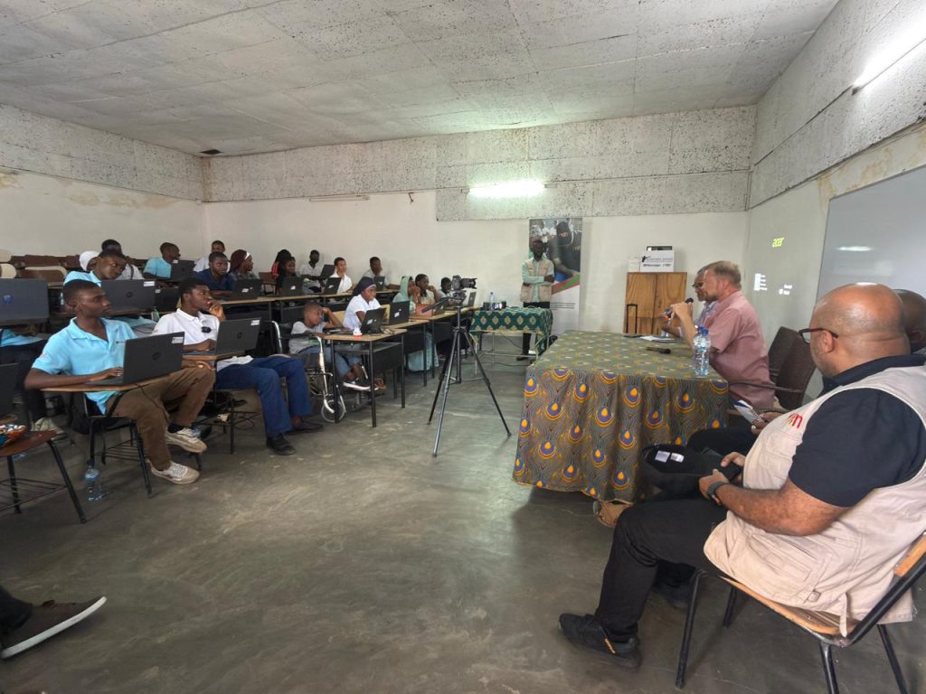 Embaixador da Noruega elogia jovens do AJ que transformam tecnologia em soluções comunitárias